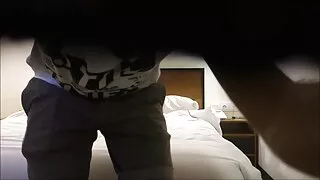 Une mignonne brune à couper le souffle chevauche la bite de son homme en position de cow-girl