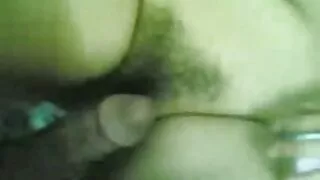 Juste plus qu'une fille aux cheveux rouges sexy s'agenouille pour souffler une délicieuse bite