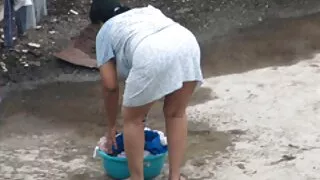 Cette nympho japonaise qui aime la bite aime vraiment l'étirement anal