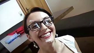 La brune tatouée aux yeux bleus sexy Casey Cumz se fait baiser par un étalon furieux