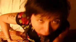 Kinky Asian chick permet à son amant d'avoir une vue rapprochée de sa chatte