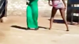 Nasty chick offre à un mec lâche un sexe inoubliable